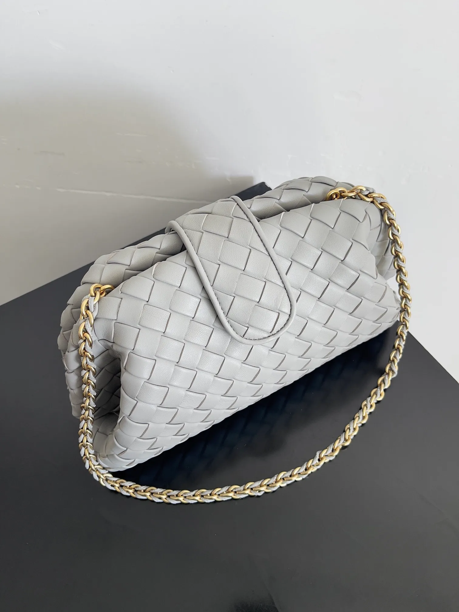 Batch 2260 BOTTEGA VENETA Lady's LAUREN CLUTCH Chain Clutch was inspired by 40 years ago. It is a perfect fusion of classic and modern bags. It is effortless and fashionable for any occasion and at any time. The newly added detachable metal chain allows people to have more ways to carry it. It is grand and elegant. Style No.: 785807 Size: 31.5*16.5*11cm